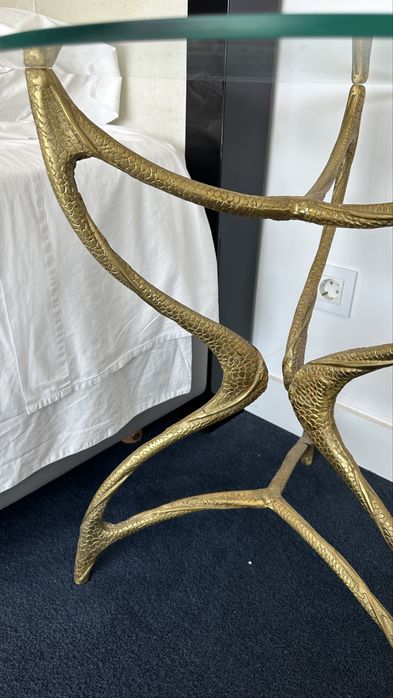 Mesa de Apoio Área Store – Base Dourada Escultural com Vidro