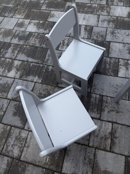 Zestaw mebli dziecięcych – 8 stolików i 15 krzesełek