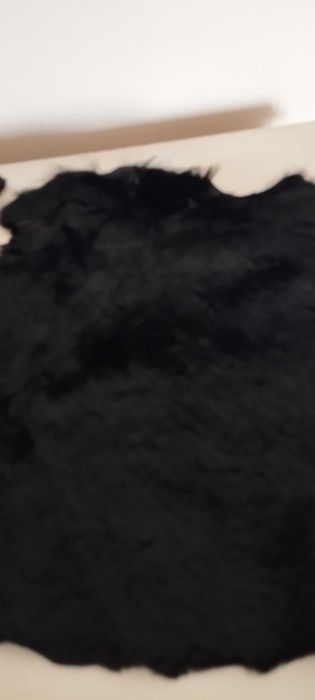 Pequenos retalhos de pele de pelo raso preto