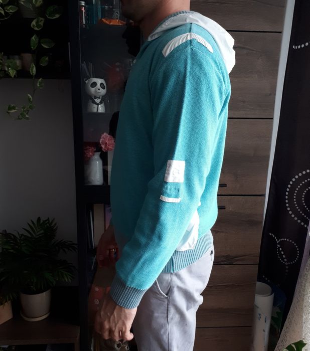 Męski sweter z kapturem