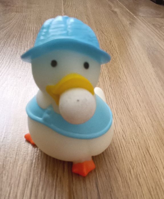 Гусь в якого надувається жуйка