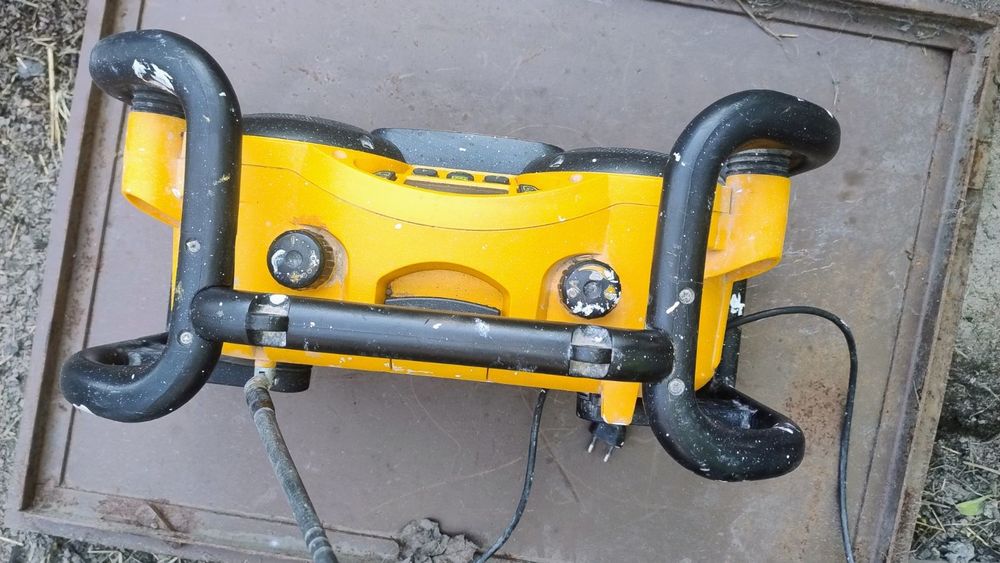 будівельний радіоприймач і зарядний пристрій DeWalt DC011.