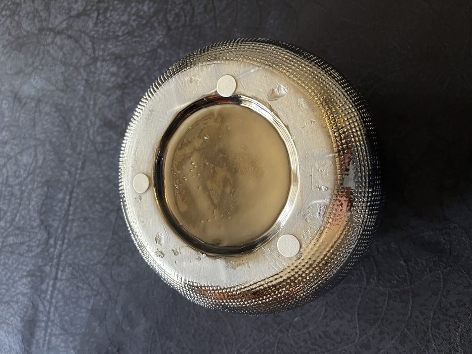 Vaso decorativo de cerâmica com acabamento prateado