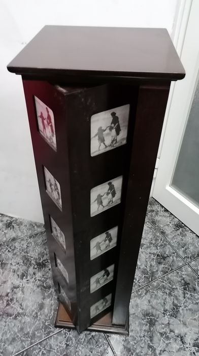 Móvel porta retratos em madeira