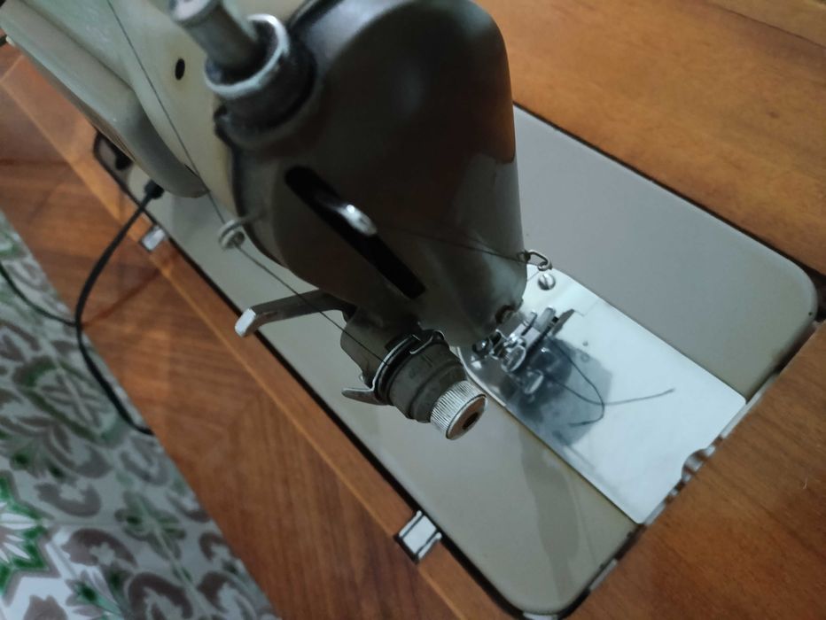 Máquina de costura Alfa anos 70 com móvel e pedal – a funcionar