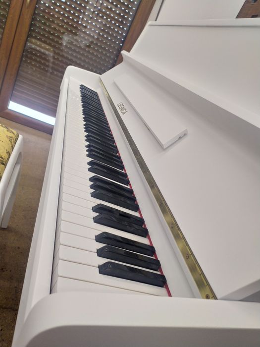 Białe pianino Legnica