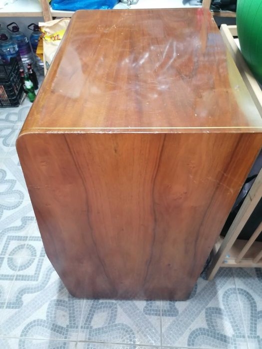 Antiga televisão móvel com rádio Alemã