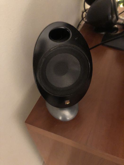 Amplificador Denom com 5 colunas + subwoofer KEF  colunas e pés