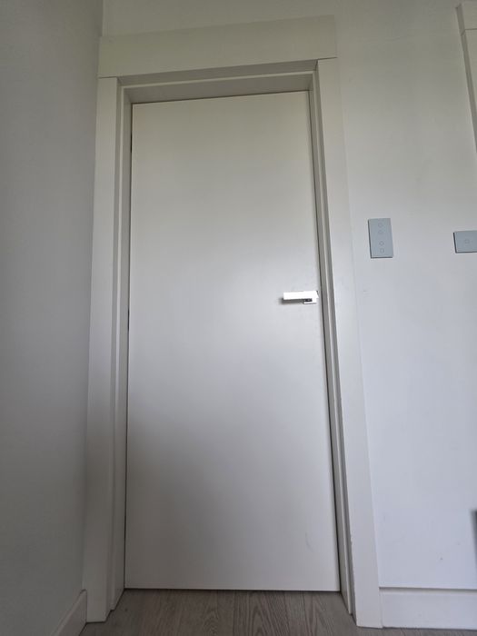 Białe drzwi wewnętrzne