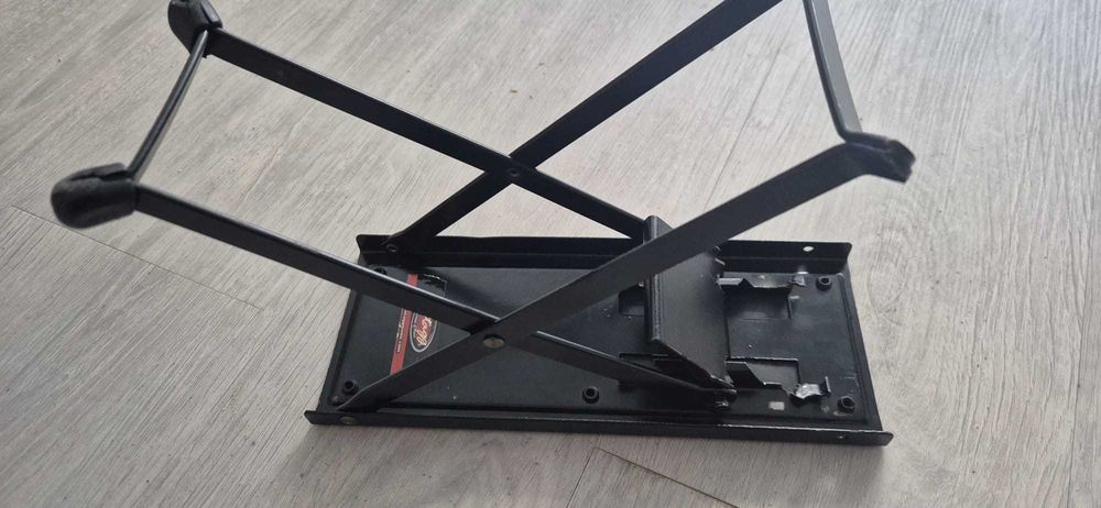 Suporte de pé para guitarra (tenho diversos)