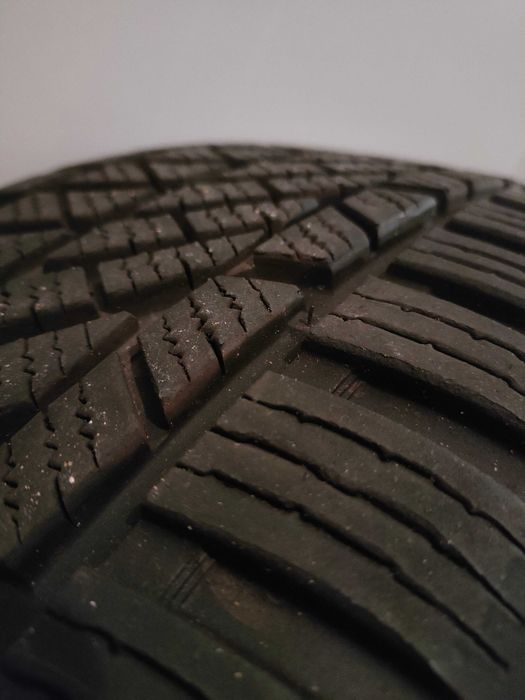 Sprzedam 2 opony Hankook wielosezonowe rozm. 17