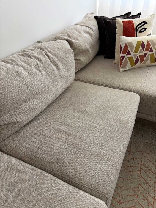 Sofá, em tons bege, com chaise long em bom estado