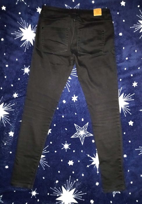 Czarne spodnie rurki - House