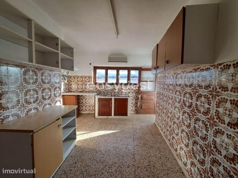 Moradia com 2 pisos com comércio localizada em Vila Nova da Baronia