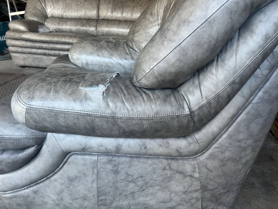 2 sofas em pele cinzenta