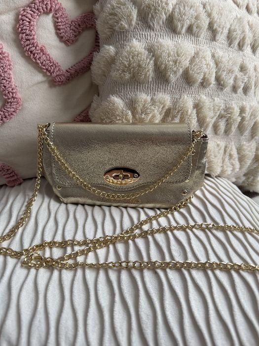 Mała złota torebka kopertówka listonoszka na złotym łańcuszku