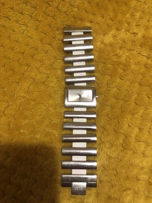 Relógio da ONE (prateado com branco)