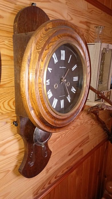 Годинник механічний з боєм в дубовому корпусі.