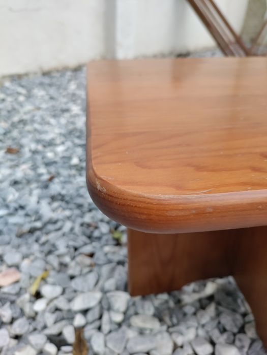 Mesa em madeira maciça