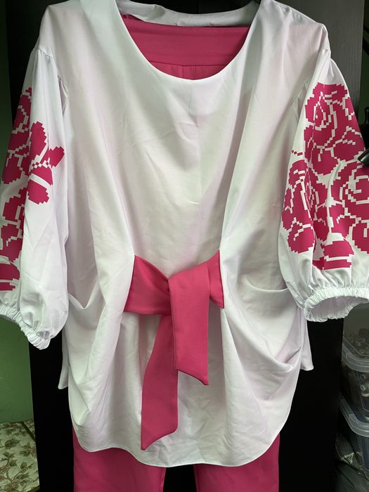 Продам гарний костюм кольору фуксія