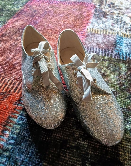 Sapatos novos com brilhos