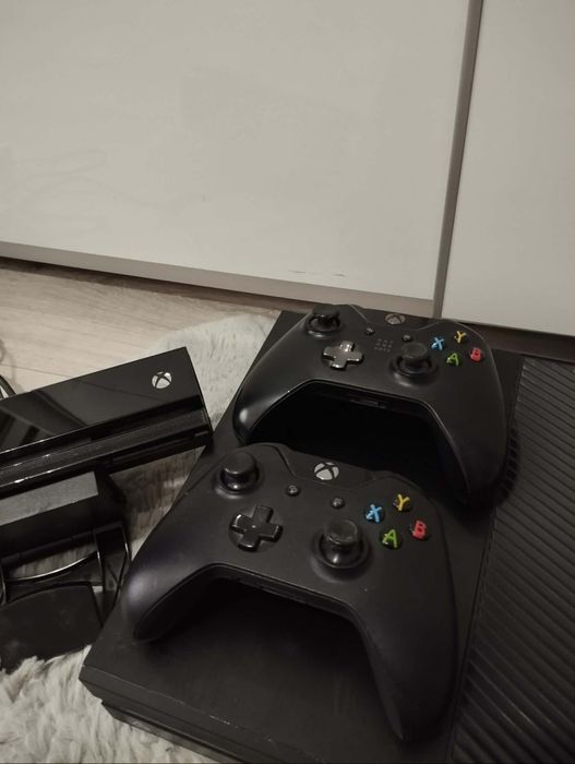 Konsola Xbox one z sensorem Kinect i zasilaczem.