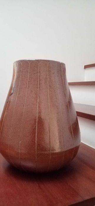 Vaso alto em barro