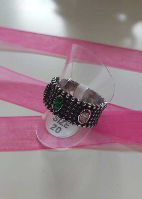 Anel prateado, em aço envelhecido, com 3 zirconias. T20