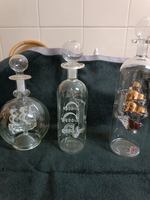 3 garrafas com navios dentro