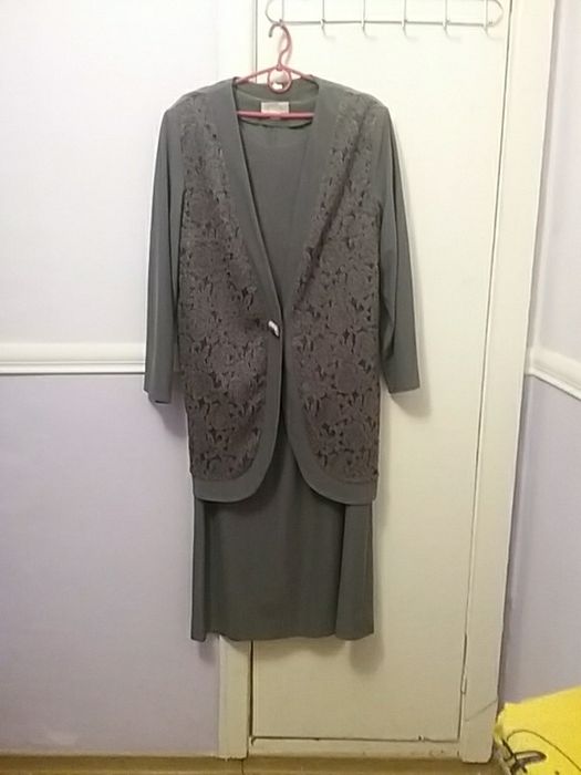 Сукні жіночі б/в і нові.