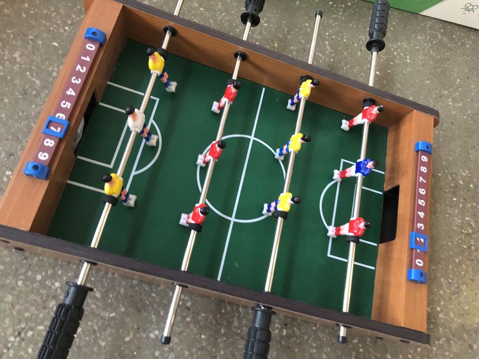 Piłkarzyki stołowe, gra dla dzieci.