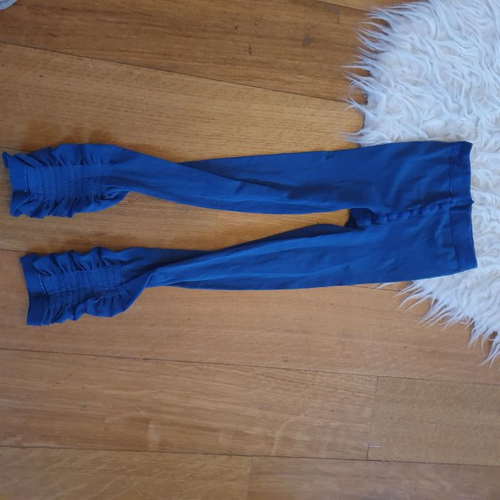 Niebieskie legginsy ze ściągaczami