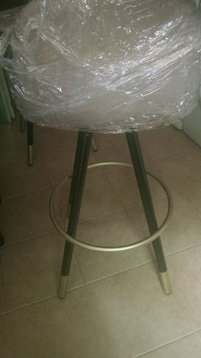 Bancos altos em bom estado pretos e dourado e cinza