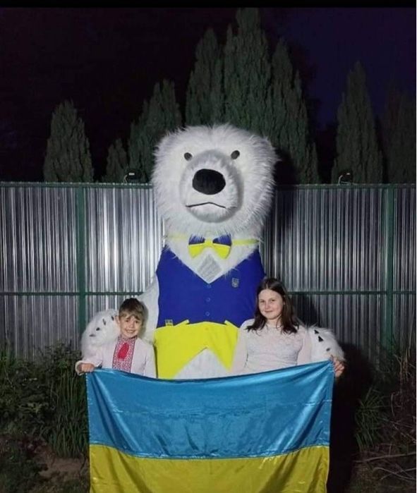 Кур'єр, привітання білим ведмедиком та іншими персонажами