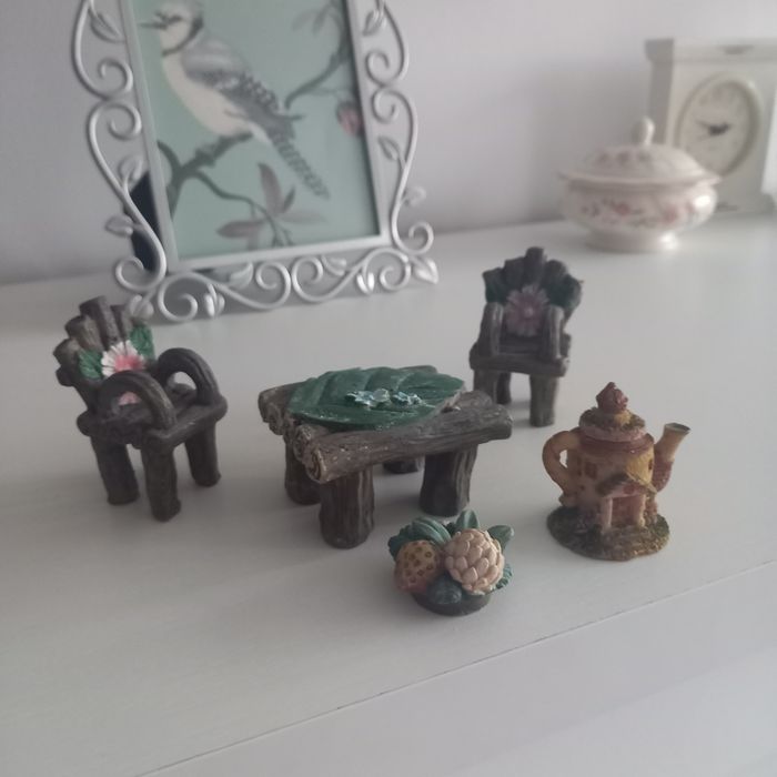 Uroczy zestaw ceramiczny niespotykany bibeloty figurki mebelki dzbanek