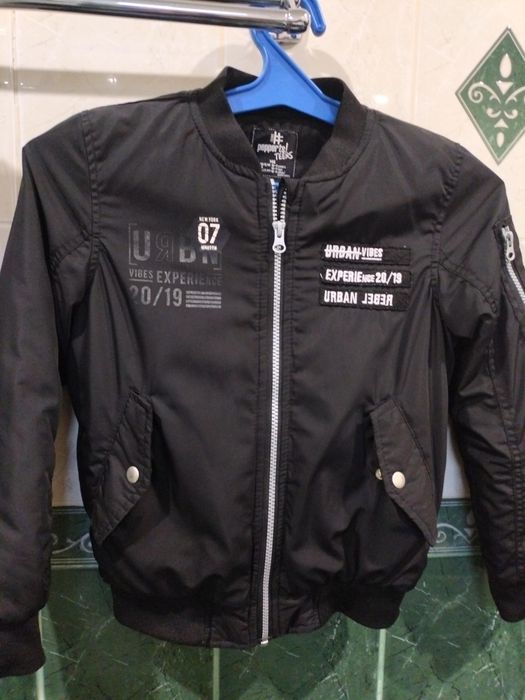 Продам курточку на мальчика.