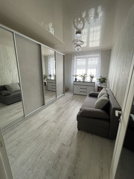 Продам 2- поверховий котедж з ремонтом, меблями, технікою і гаражем.