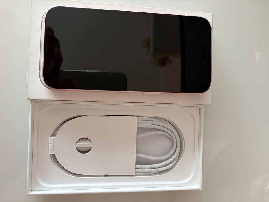 iPhone 15 różowy