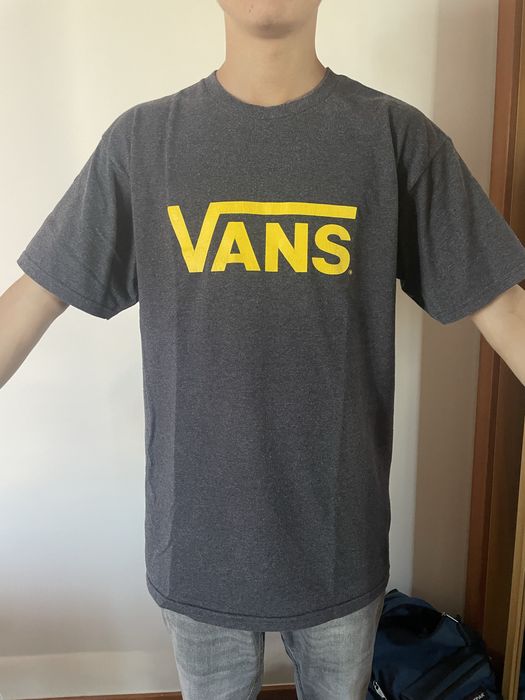 Blusa cinzenta com letra amarela da Vans