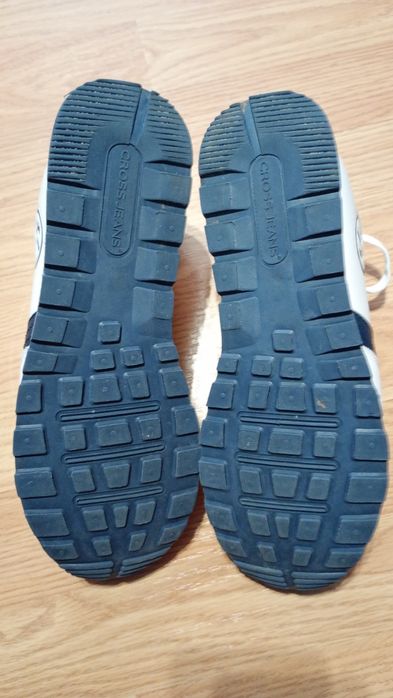 białe sneakersy cross jeans