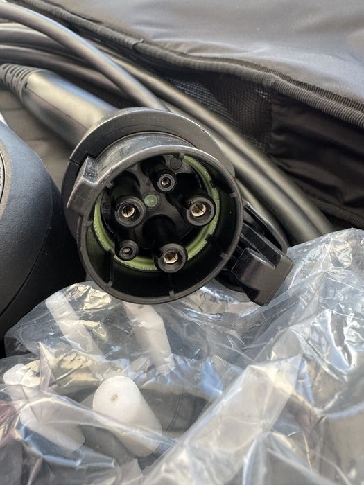 Оригінальна зарядка Rivian / EVSE 110–240V 32A Level 1/2 НОВА USA (2 кабелі)