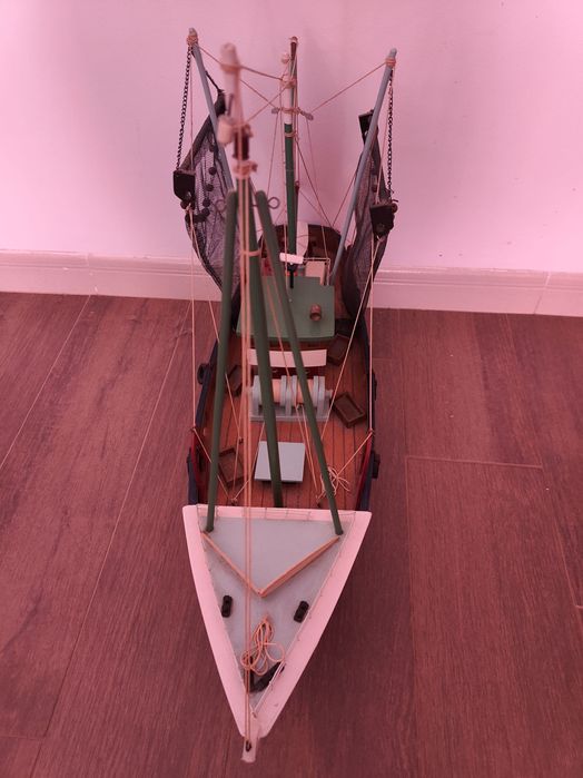 barco de pesca em madeira