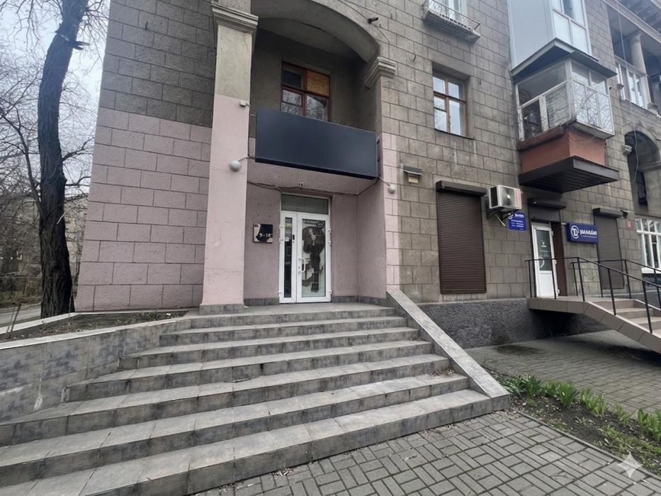Продаж фасадного офісу 130 м² — вул. В. Лобановського (р-н Металургів)