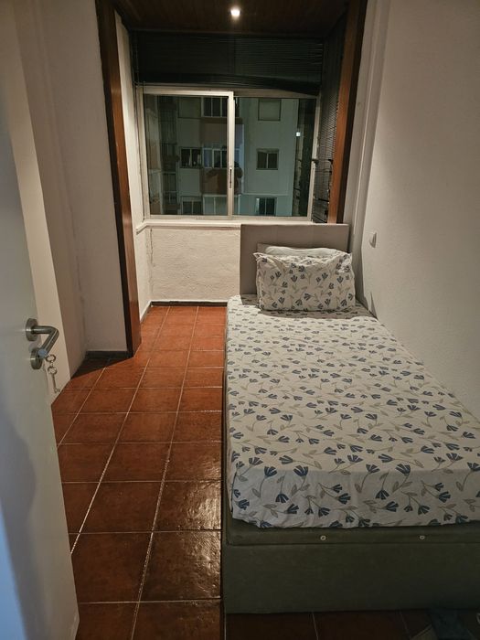 Arrenda-se quarto com cama  de sorteiro enfrente da estação  da reboleira