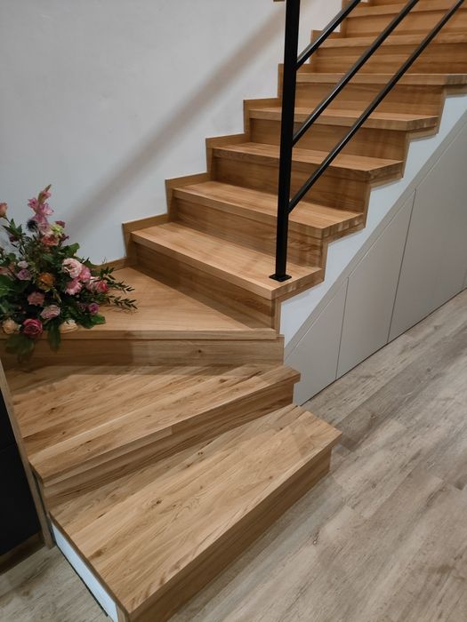 Schody, stopnie na beton, konstrukcji stalowej, półkowe