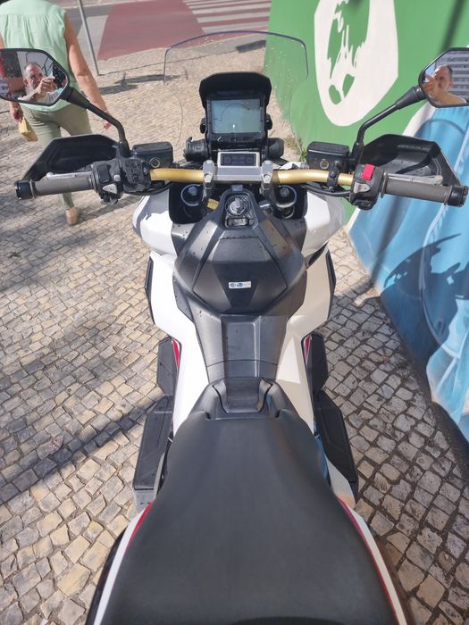 Honda x-adv 750 .