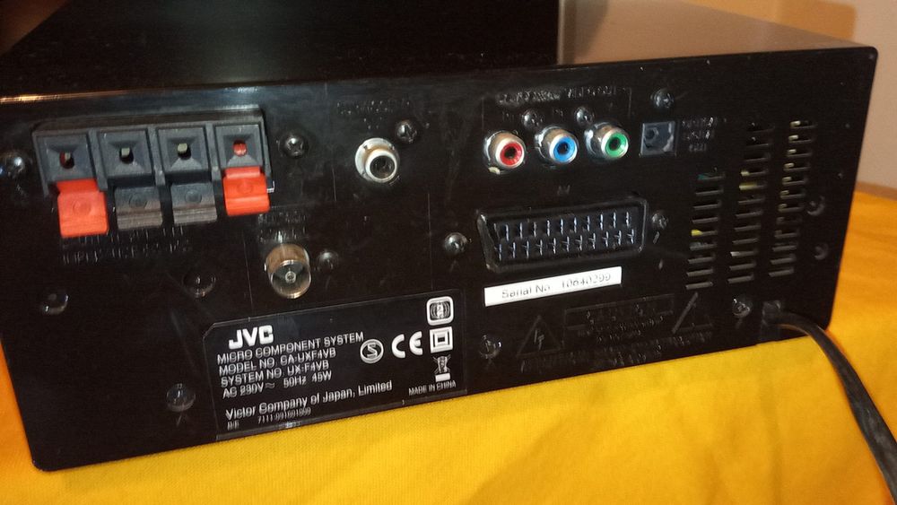 Amplificador com leitor de CDs e DVD's e pen