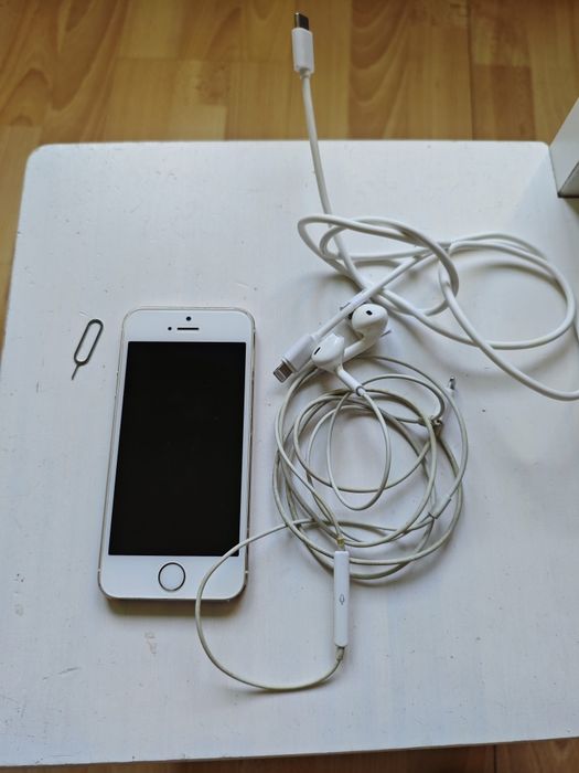 iPhone 5s 16GB złoty + kabel i słuchawki
