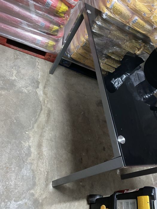 Mesa com tampo de vidro e 3 cadeiras