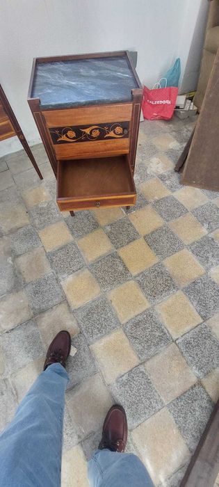 Par de mesas de cabeceira estilo D Maria